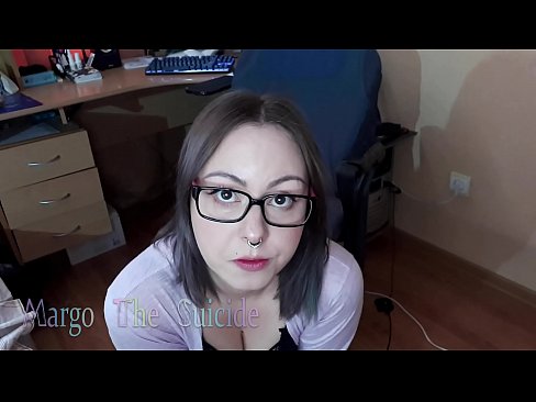❤️ 眼鏡をかけたセクシーな少女がカメラに向かってディルドを深くしゃぶる 上質ポルノ ❌️❤