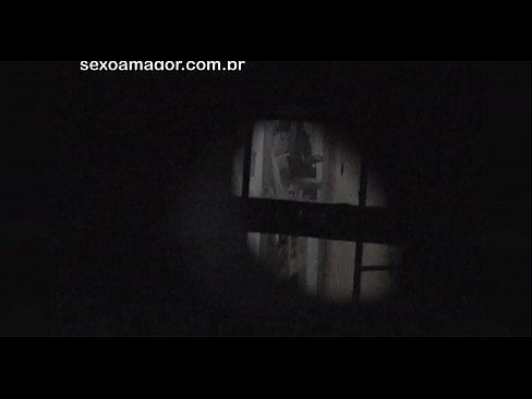 ❤️ ブロンドが空洞のレンガの後ろに隠れた近所の盗撮犯に密かにビデオ撮影される 上質ポルノ ❌️❤