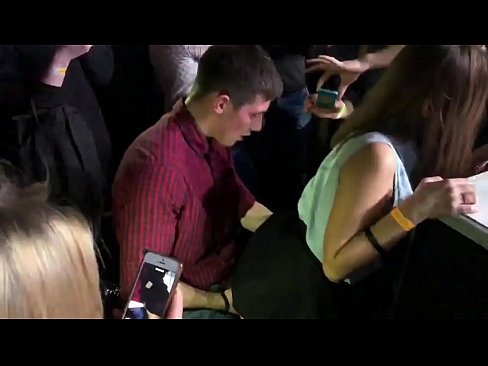 ❤️ ロシアのナイトクラブでリアルセックス。18歳のロシア人少女がナイトクラブで肛門と膣を犯される 上質ポルノ ❌️❤