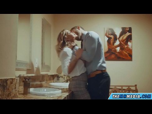 ❤️ 公衆トイレで巨乳金髪美女に誘惑されたら 上質ポルノ ❌️❤